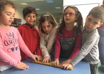 Βάφοντας αυγά και φτιάχνοντας λαμπάδες