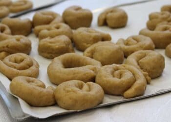 Χειροποίητα μουστοκούλουρα από τους μικρούς μας μαθητές